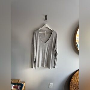 Aritzia Babaton size 2x long sleeve v neck shirt